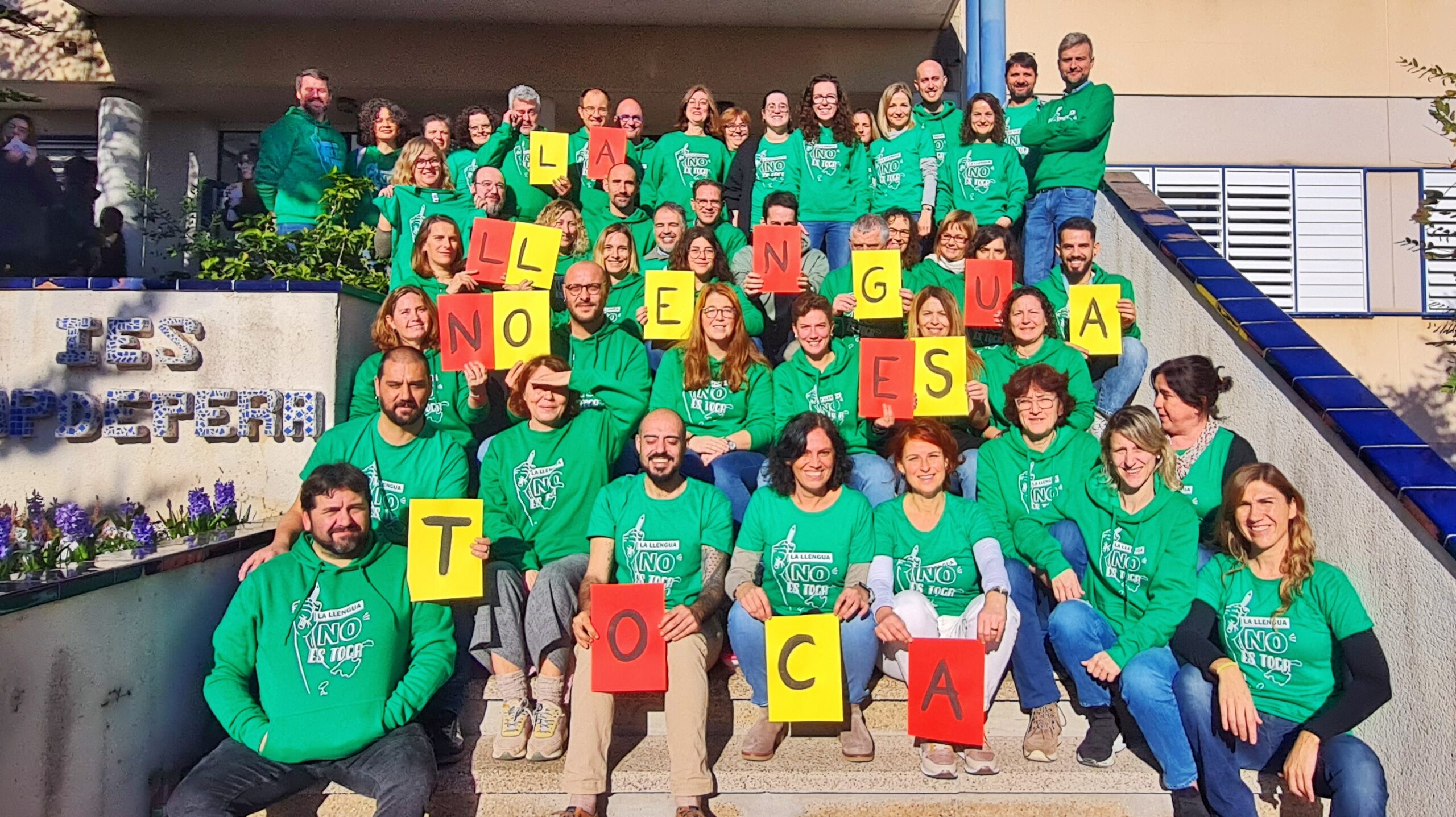 El grup de professors que van impulsar la iniciativa amb les noves samarretes i dessuadores.