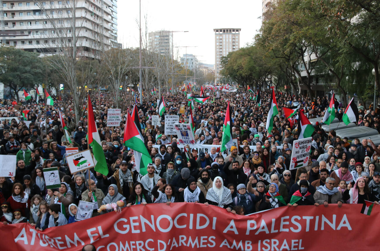 Manifestants demanen la fi de la guerra a Palestina caminant pel carrer de Tarragona de Barcelona (fotografia: ACN/Maria Aladern).