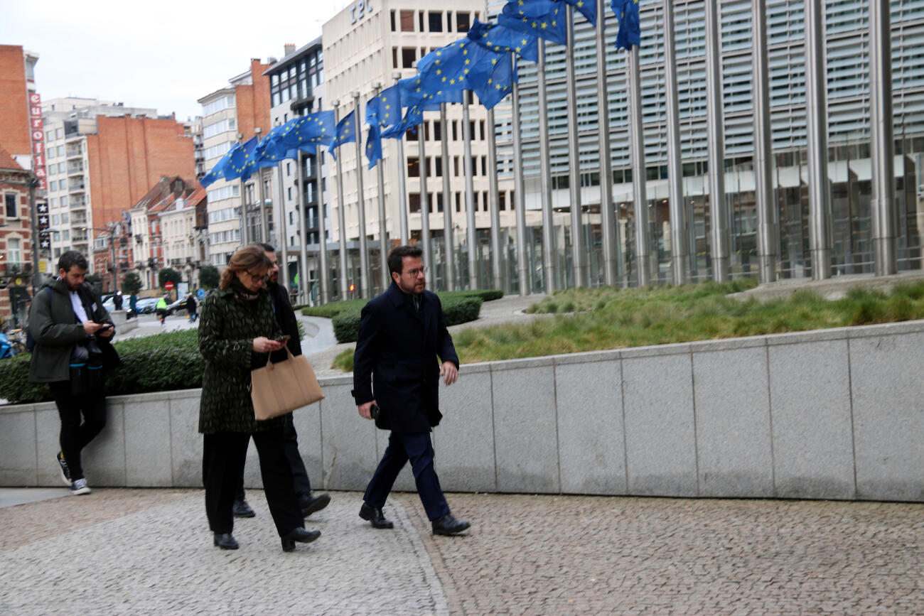 El president Pere Aragonès i la consellera Meritxell Serret arriben a la Comissió Europea per trobar-se amb el comissari Maros Sefcovic (fotografia: ACN).