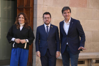 Laura Vilagrà, el president Aragonès i Sergi Sabrià, al pati dels Tarongers del Palau de la Generalitat (fotografia: ACN).