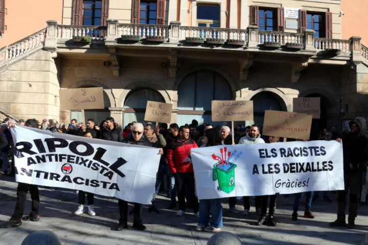 Concentració a Ripoll per defensar el dret a l'empadronament (fotografia: ACN / Marina López).
