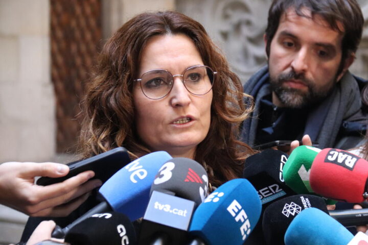 La consellera de Presidència, Laura Vilagrà, en una atenció als mitjans al Pati de Carruatges del Palau de la Generalitat (fotografia: ACN / Ariadna Comas).