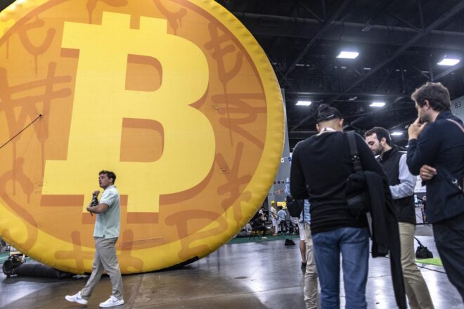 El bitcoin supera la barrera dels 100.000 dòlars per primera vegada