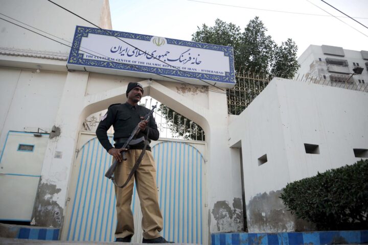 Un militar paquistaní fa guàrdia a l'exterior del Centre Cultural de la República Islàmica d'Iran, a Hyderabad. (Fotografia d'EFE/EPA/Nadeem Khawar)