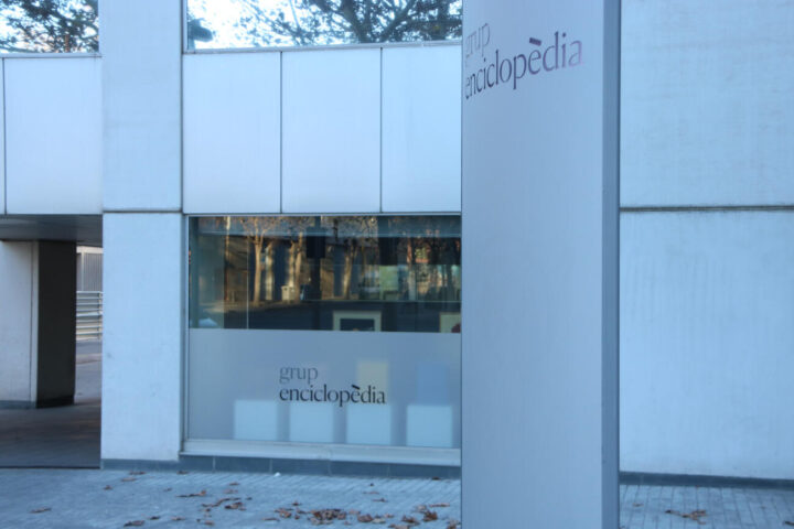 Part de la façana de l'antic Grup Enciclopèdia Catalana.