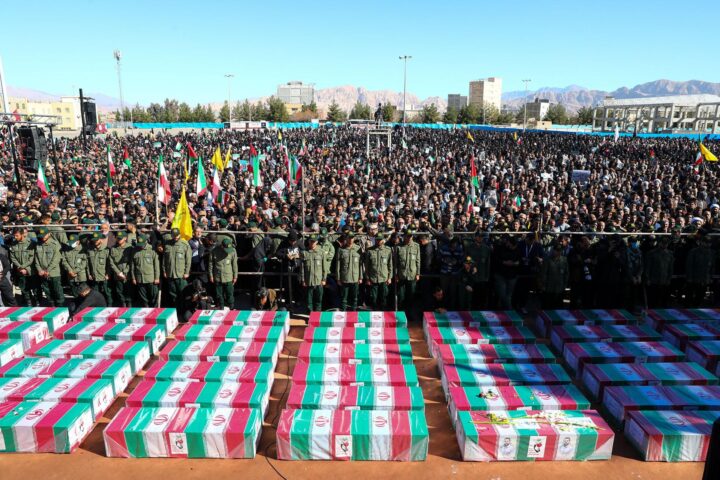Cerimònia pública d'enterrament de les víctimes del doble atemptat a l'Iran