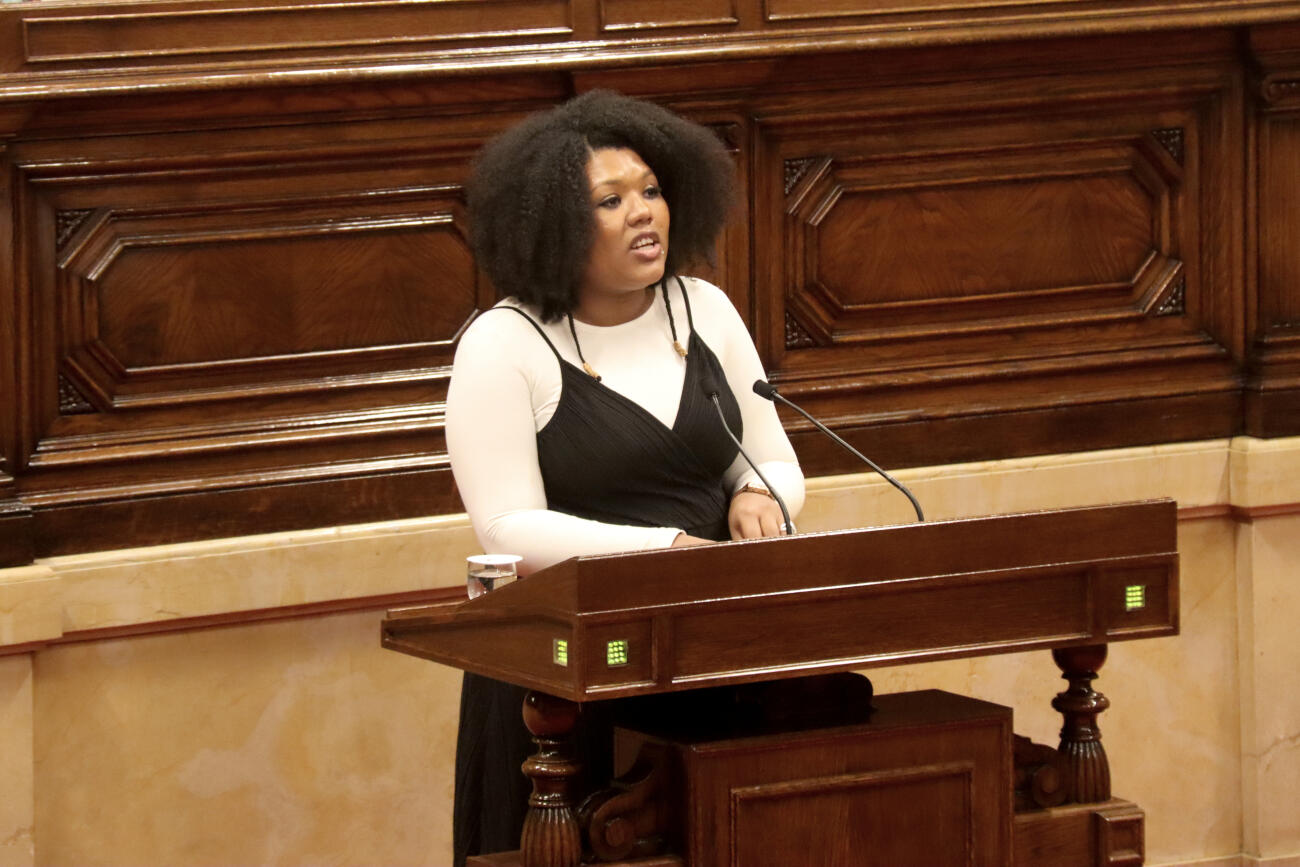 La diputada de la CUP Nogay Ndiaye durant el debat a la totalitat de la proposició de llei (Fotografia: ACN)