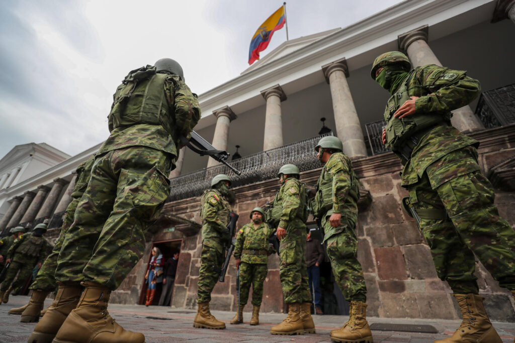 Drug trafficking groups cause violent chaos in Ecuador and confront the army