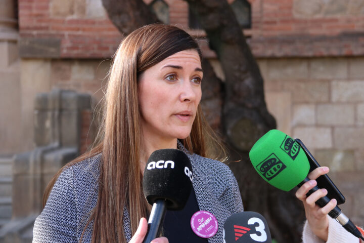 La presidenta del sindicat Infermeres de Catalunya, Núria Guirado, durant l'atenció als mitjans (fotografia: ACN / Maria Aladern).
