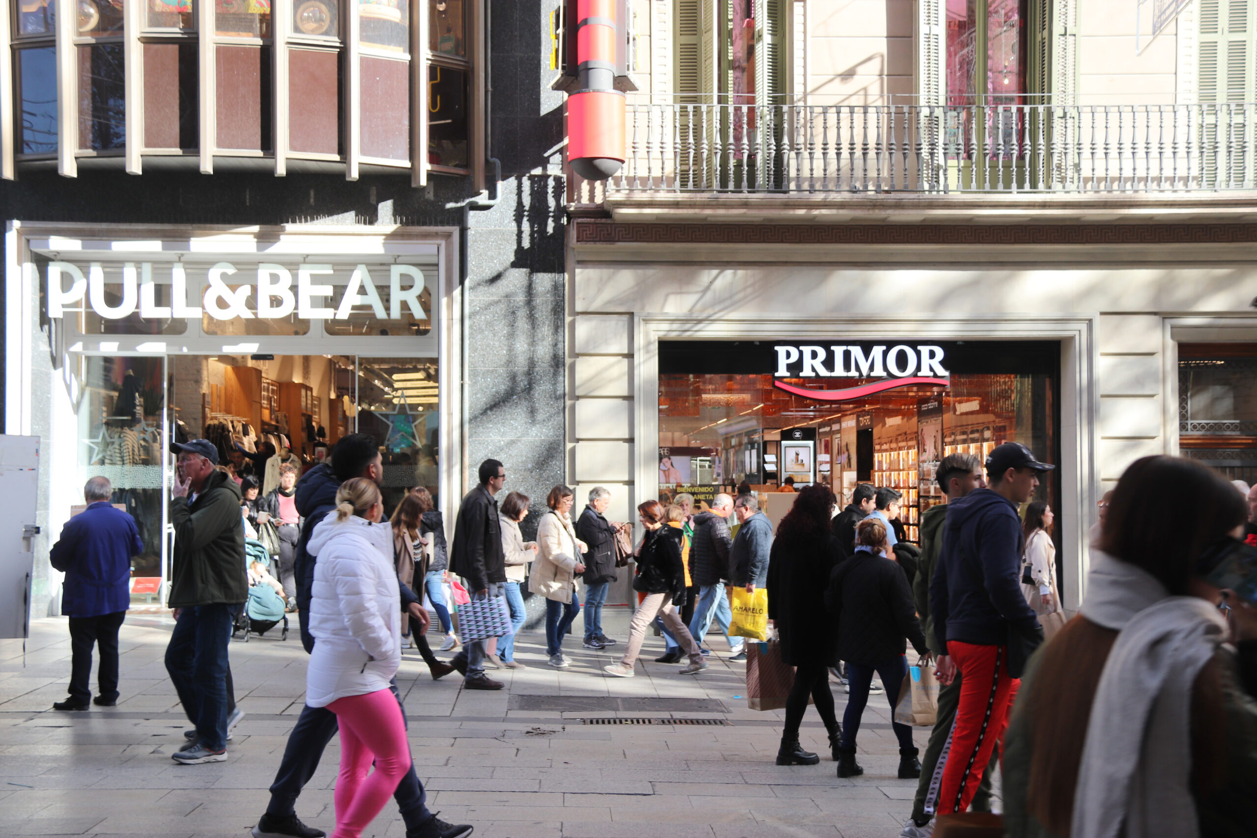 Gent passejant per l'avinguda del Portal de l'Àngel de Barcelona (fotografia: ACN / Maria Asmarat).