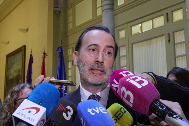 La pressió política i ciutadana força Le Senne a demanar unes vagues disculpes