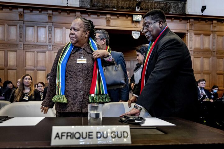 La Ministra d'Afers Estrangers de Sud-àfrica, Naledi Pandor, i Vusimuzi Madonsela, l'Ambaixador de Sud-àfrica als Països Baixos, ahir, a la Cort Internacional de Justícia (CIJ) a La Haia. (Fotografia de Remko de Waal)