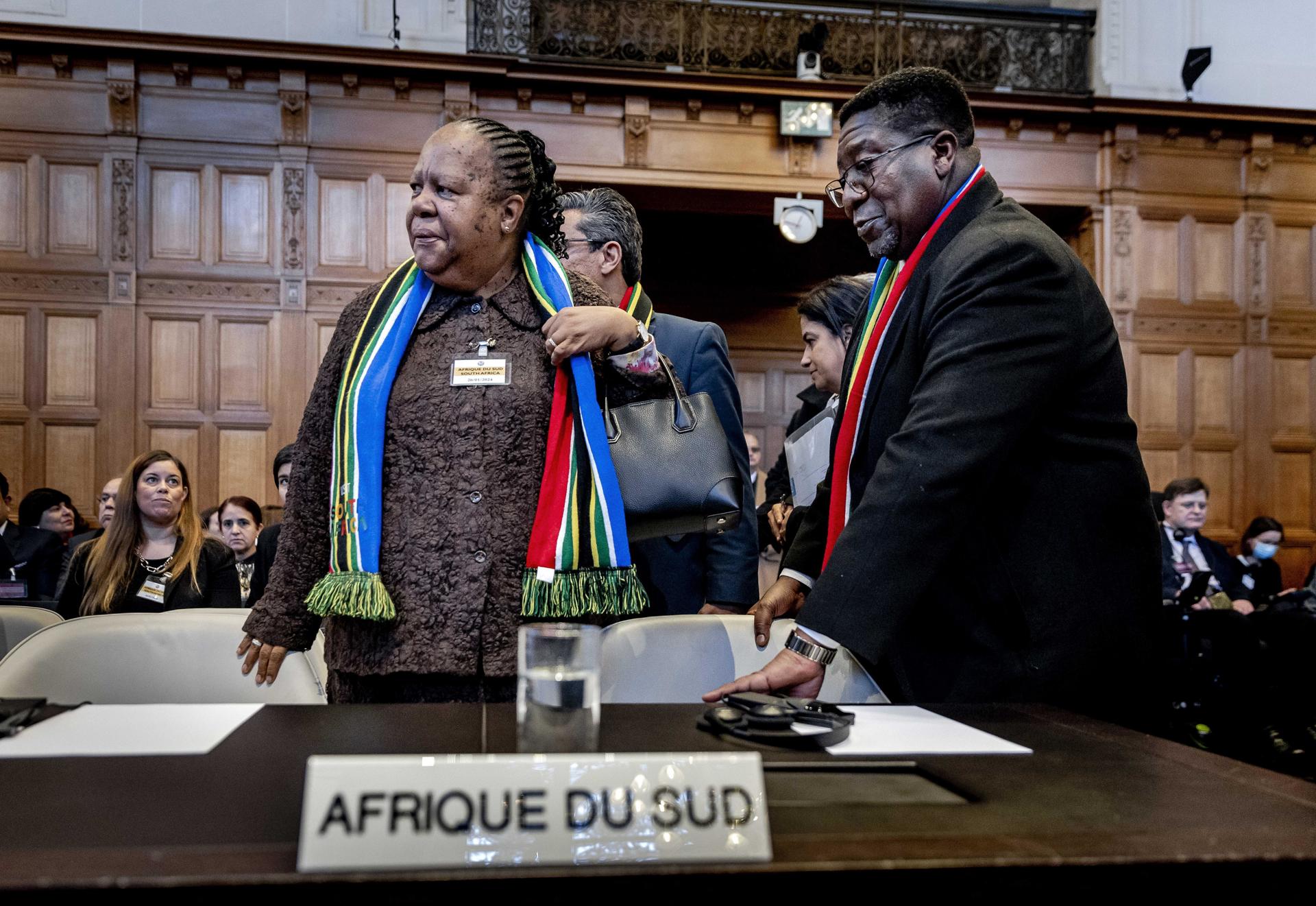La Ministra d'Afers Estrangers de Sud-àfrica, Naledi Pandor, i Vusimuzi Madonsela, l'Ambaixador de Sud-àfrica als Països Baixos, ahir, a la Cort Internacional de Justícia (CIJ) a La Haia. (Fotografia de Remko de Waal)