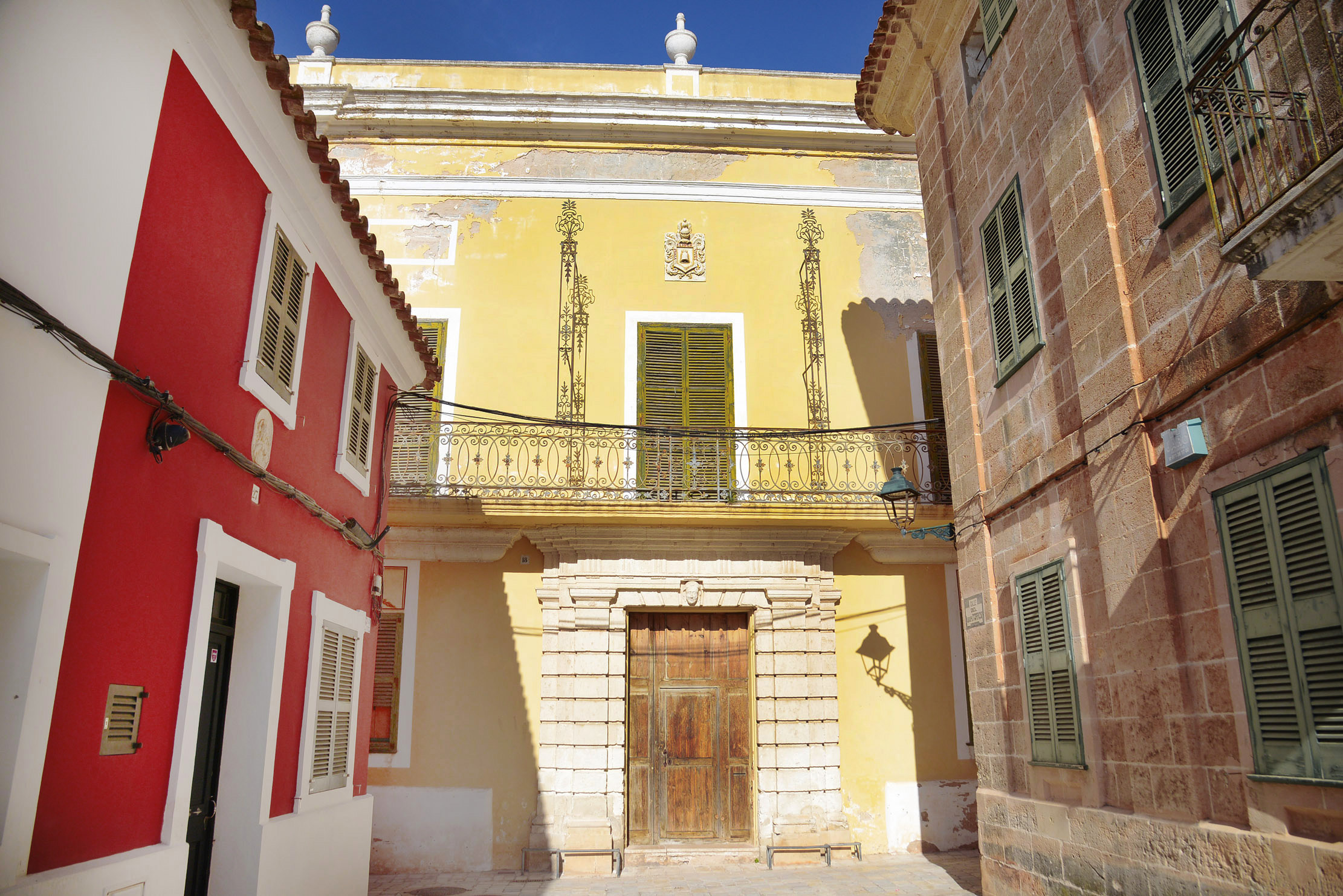 La façana groga de ca n'Squella, a Ciutadella.