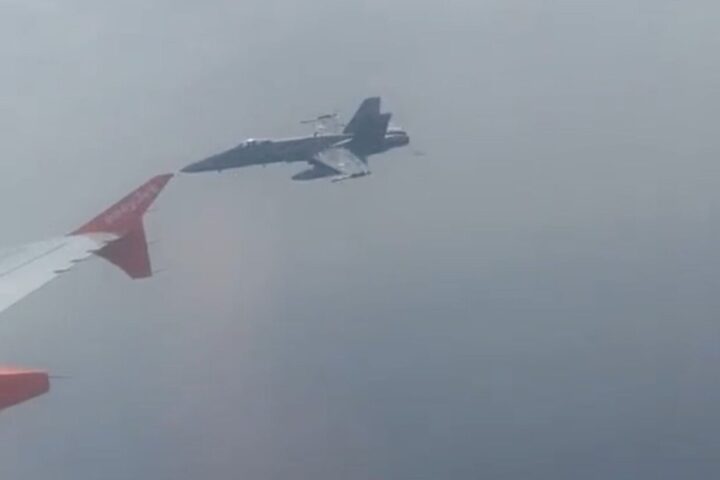 El moment en què un avió militar escortava l'avió comercial.