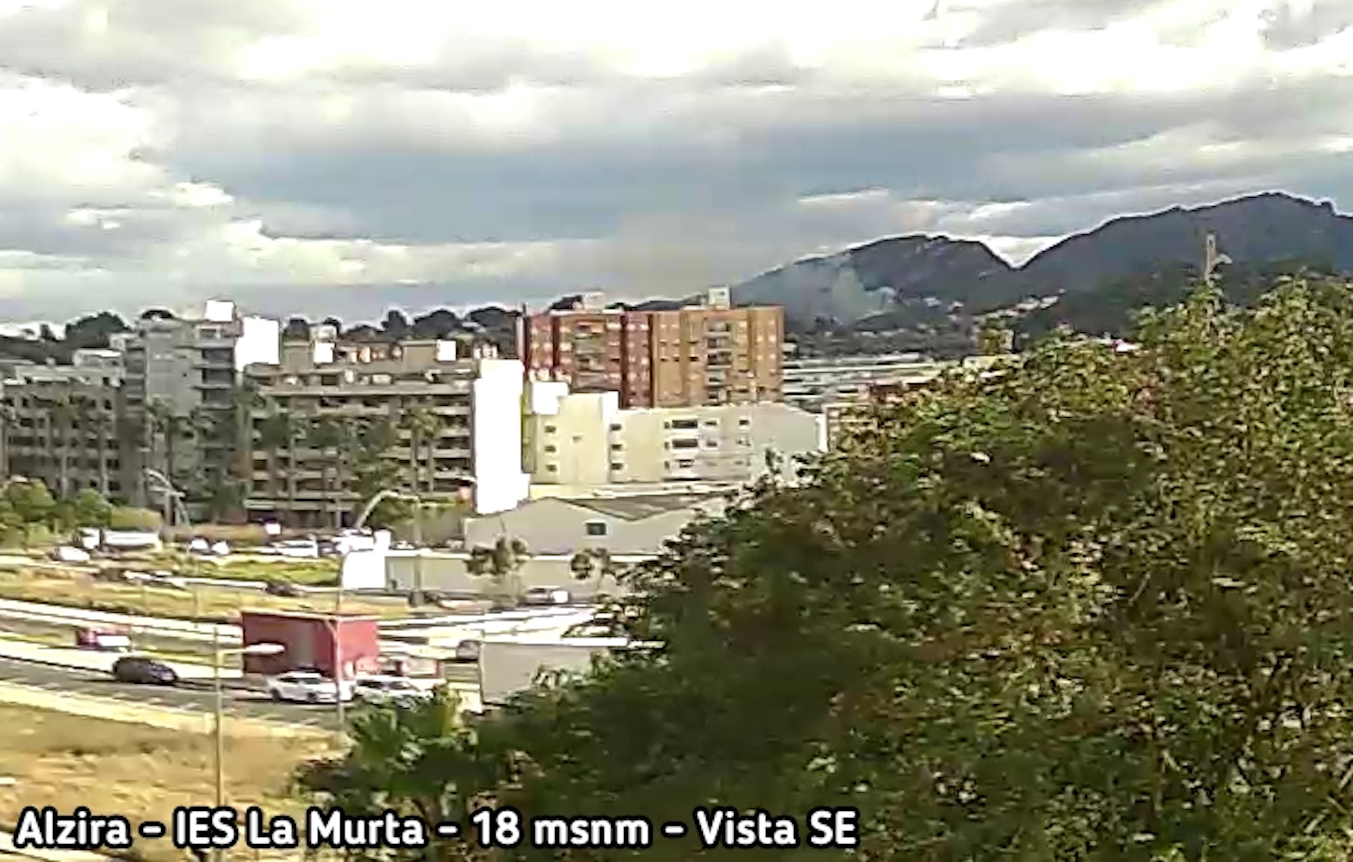 L'incendi, al fons, a la muntanya (fotografia: Aemet).