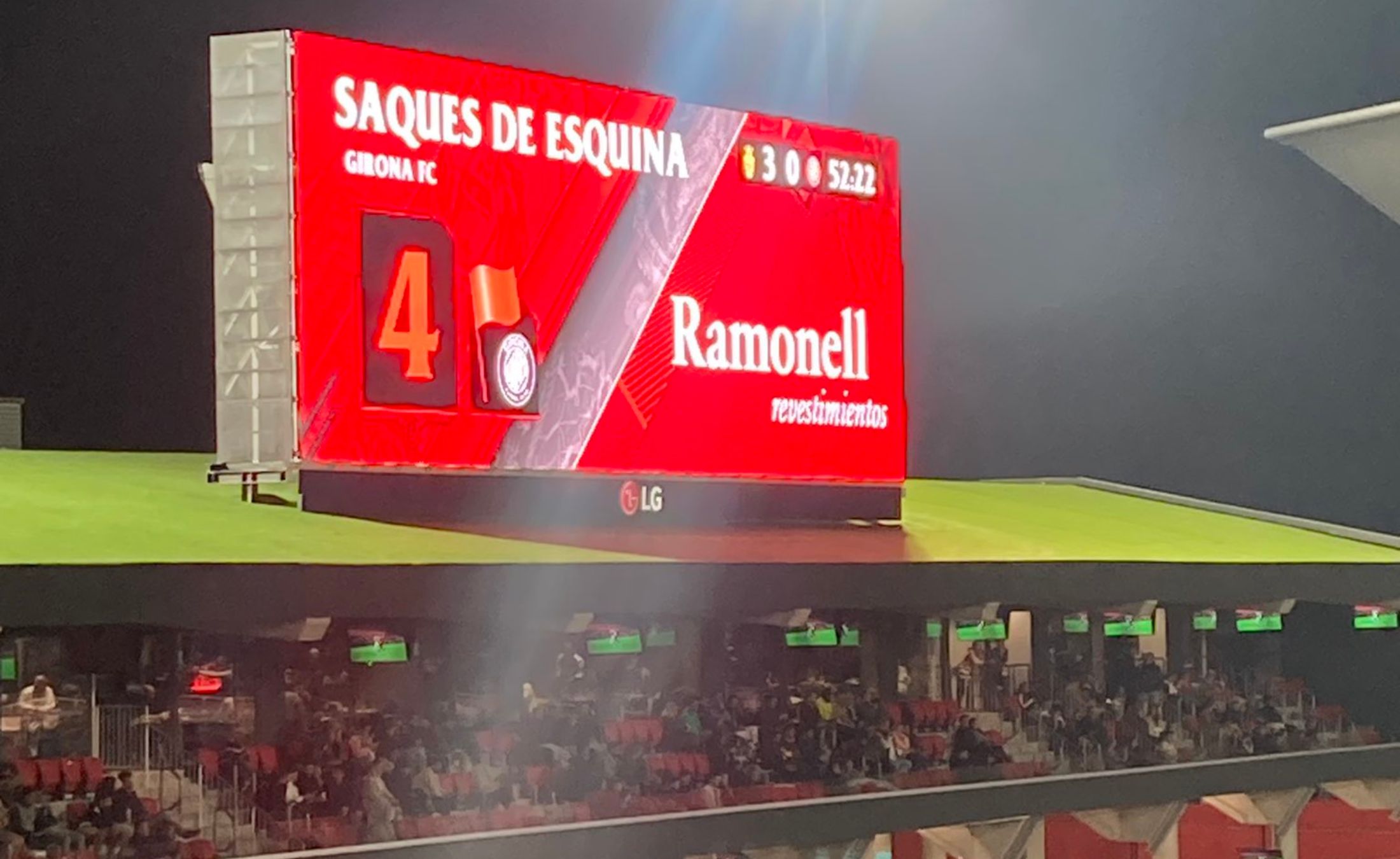 Vista del marcador digital de Son Moix, amb el text en espanyol (fotografia: Joan Andreu/Twitter)