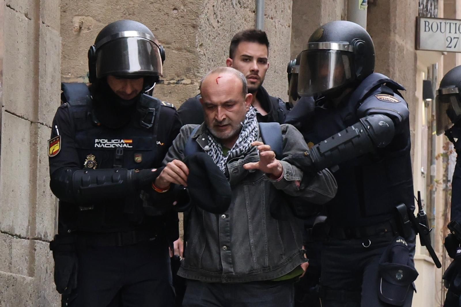 Manolo Copé, en un moment del desnonament (fotografia: @IzquierdaUnida).