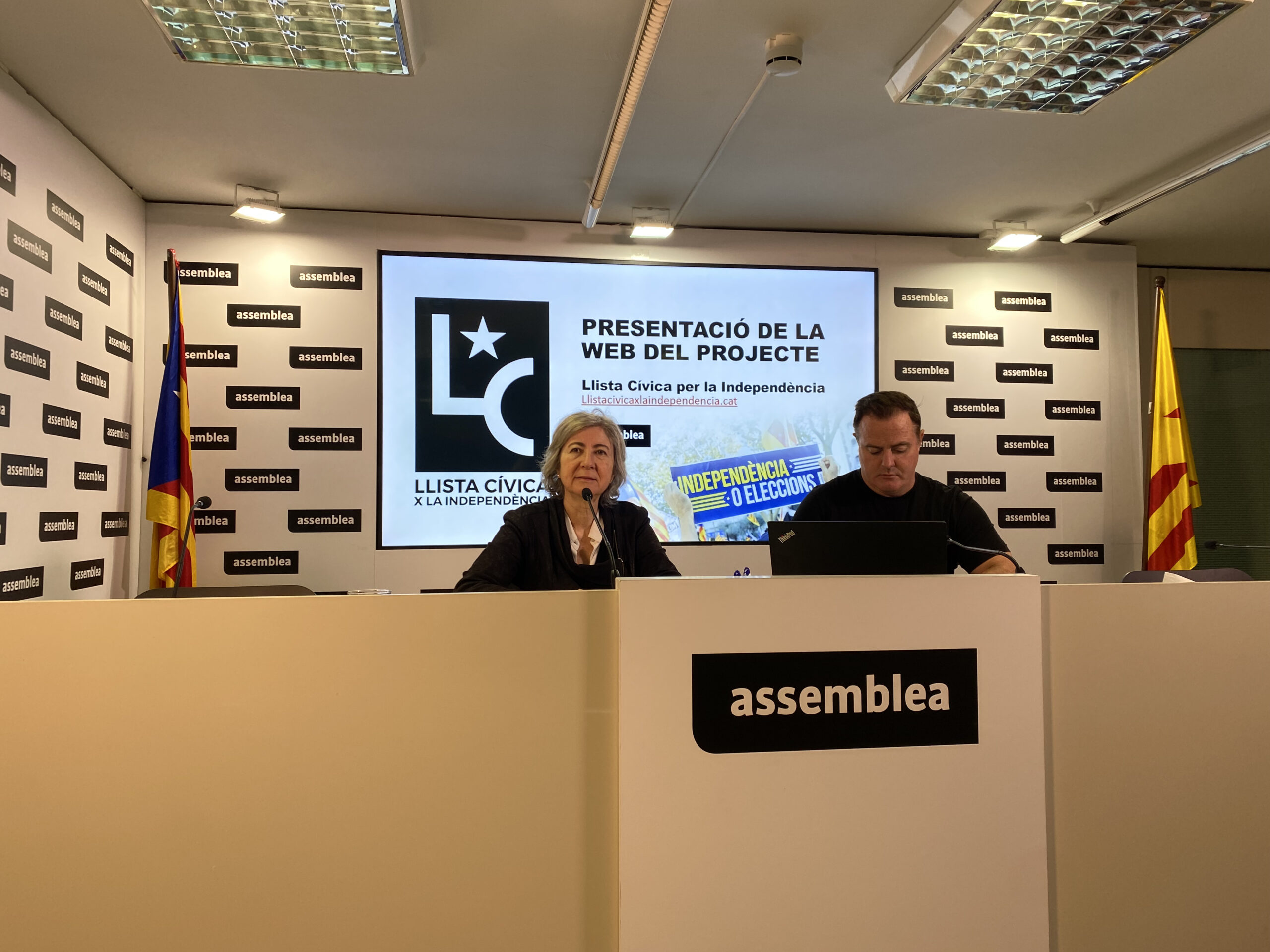 Dolors Feliu i Uriel Bertran durant la presentació de la llista cívica.