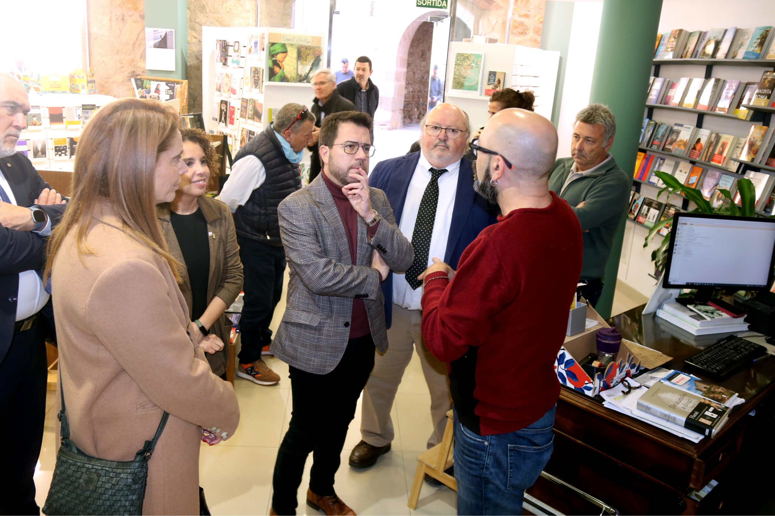 El president Pere Aragonès, durant la visita d'una llibreria a Calonge (fotografia: ACN / Xavier Pi).