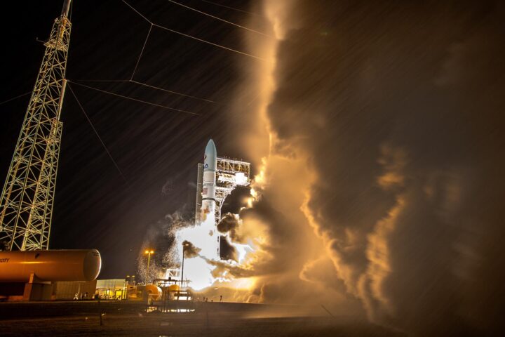 El coet Vulcan Centaur enlairant-se al Cap Canaveral