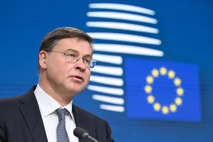 El vice-president executiu de la Comissió Europea, Valdis Dombrovskis, en una conferència de premsa (fotografia: Unió Europea).