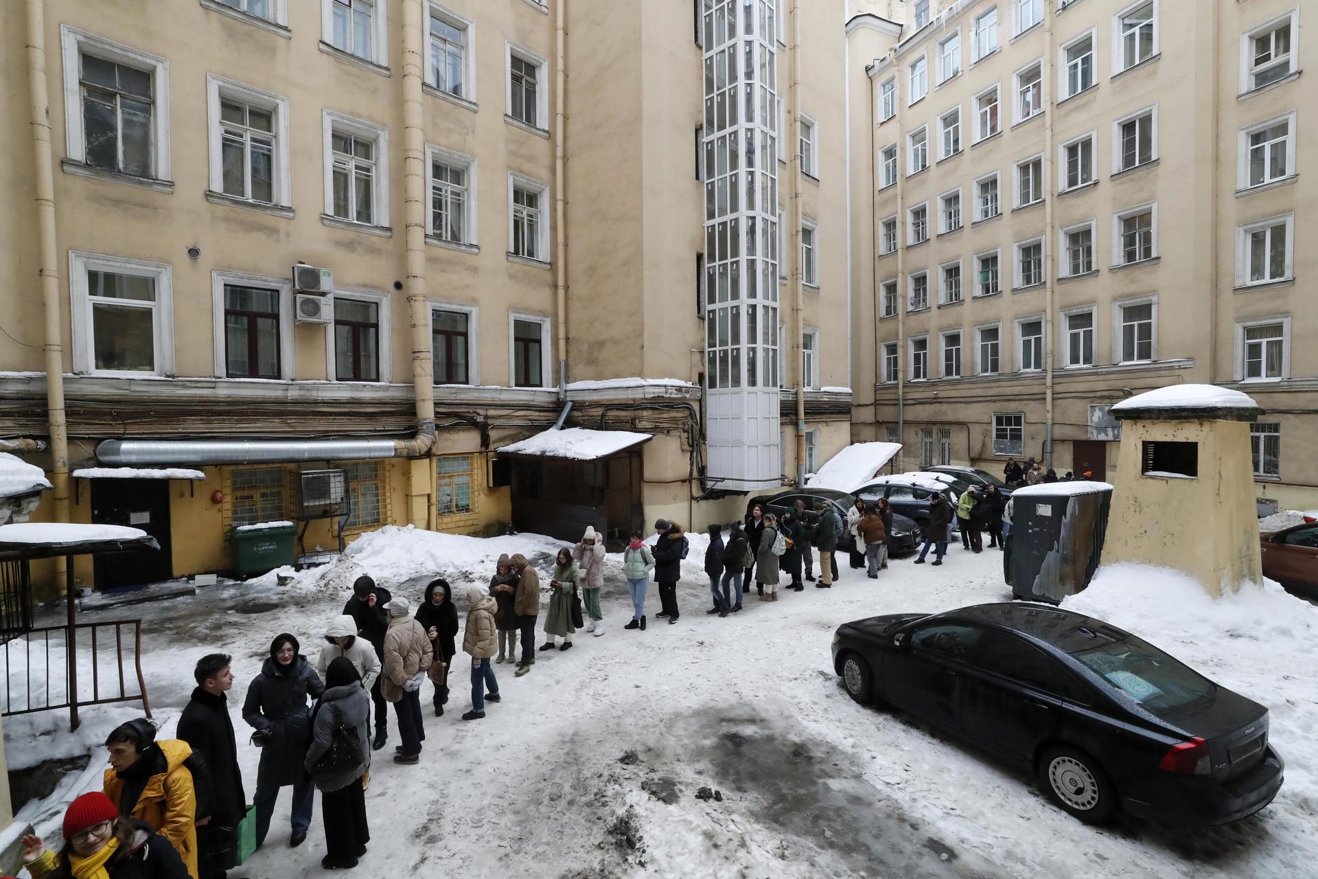 Gent que fa cua davant la seu electoral de Nadezhdin a Sant Petersburg, per signar a favor de la seva candidatura (fotografia: Anatoli Matsev).