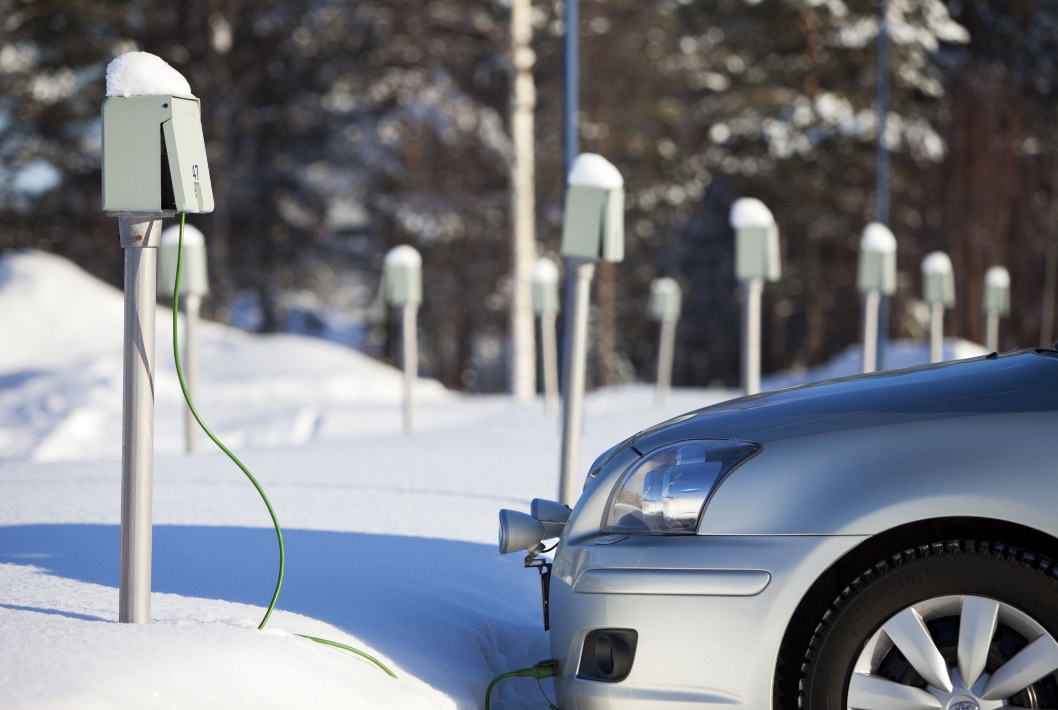 Als països amb climes molt freds, els vehicles de combustió fa dècades que s’endollen quan aparquen, per mantenir escalfats els motors i poder engegar-los més tard.