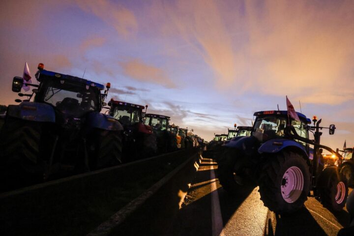 Grups de pagesos, protestant dissabte prop de l'aeroport Charles de Gaulle (fotografia: Christophe Petit Tesson).
