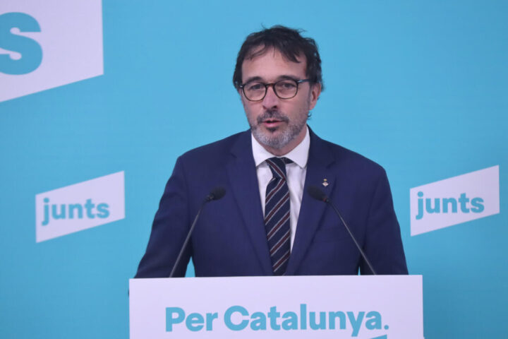El portaveu de Junts, Josep Rius, en una conferència de premsa (fotografia: ACN).