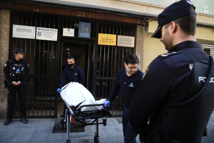 Moment en què treuen el cos del canonge emèrit de la Catedral de València (fotografia: Europa Press / Rober Solsona).