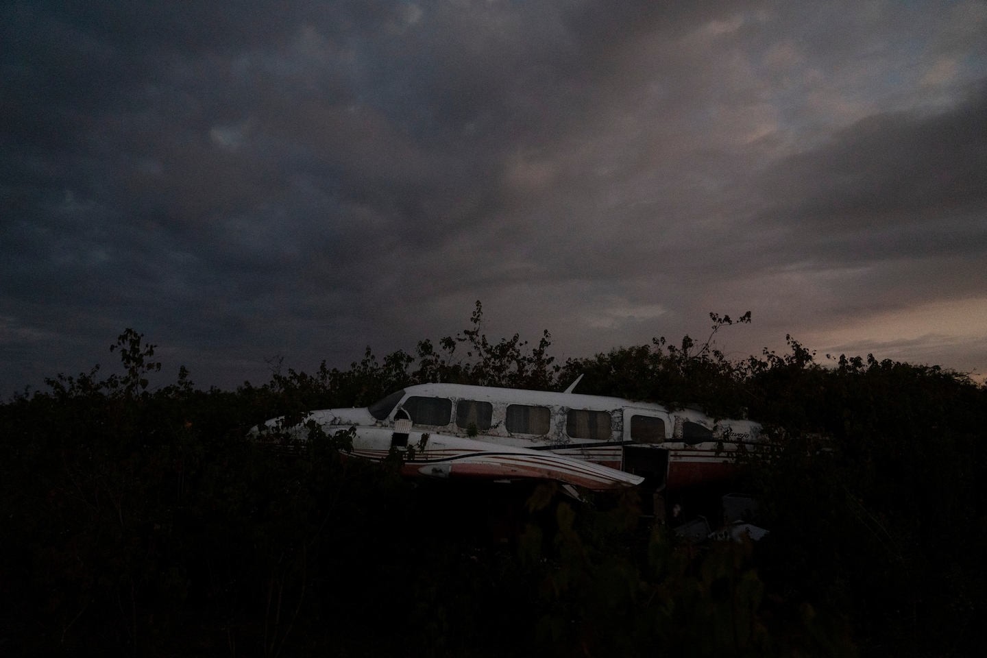 L'aeroport José de Villamil a l'illa d'Isabela, on un avió fantasma va aterrar i després va desaparèixer. (Fotografia de Carolyn Van Houten/The Washington Post)