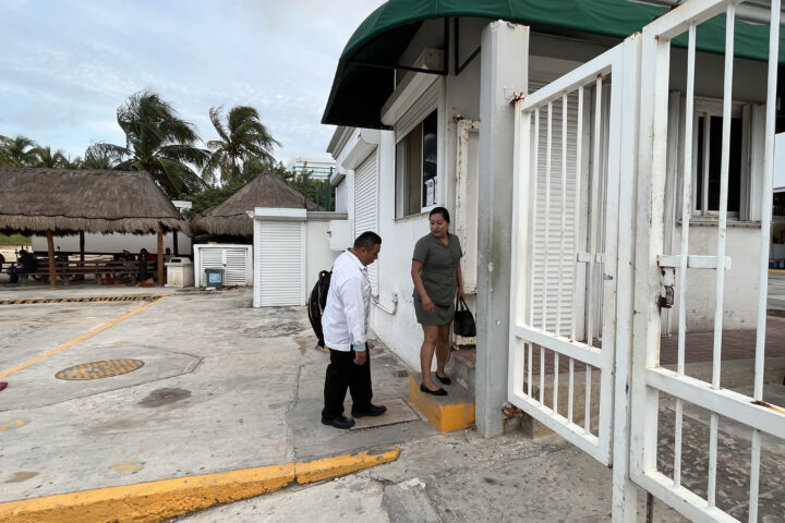 Maricela de la Cruz, de 28 anys, treballadora de la neteja, i Jorge León, de 51 anys, cambrer, entren a treballar al complex turístic J. W. Marriott de Cancun (fotografia: Mary Beth Sheridan).