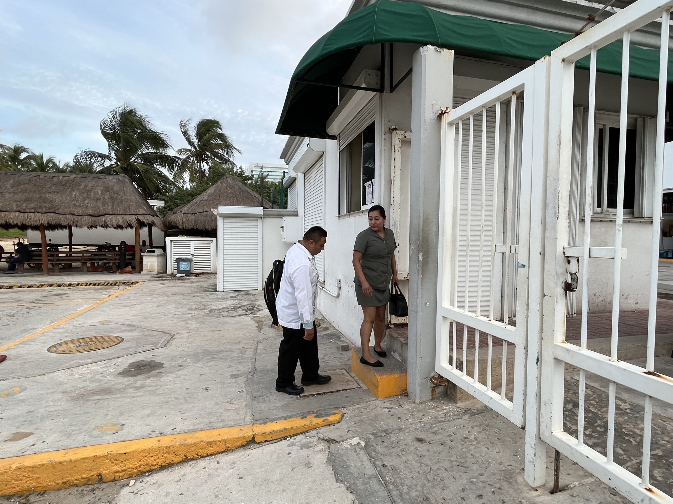 Maricela de la Cruz, de 28 anys, treballadora de la neteja, i Jorge León, de 51 anys, cambrer, entren a treballar al complex turístic J. W. Marriott de Cancun (fotografia: Mary Beth Sheridan).