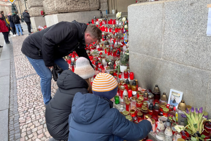 Una família encèn espelmes en record dels morts en la massacre (Fotografia de Petla Dvorak)