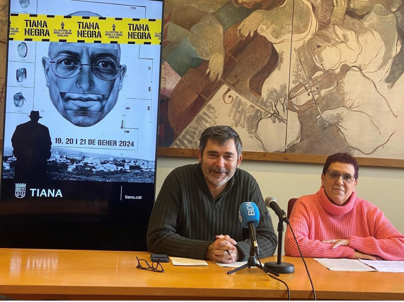 El batlle de Tiana, Isaac Salvatierra, i la comissària, Anna Maria Villalonga, durant la presentació del festival.