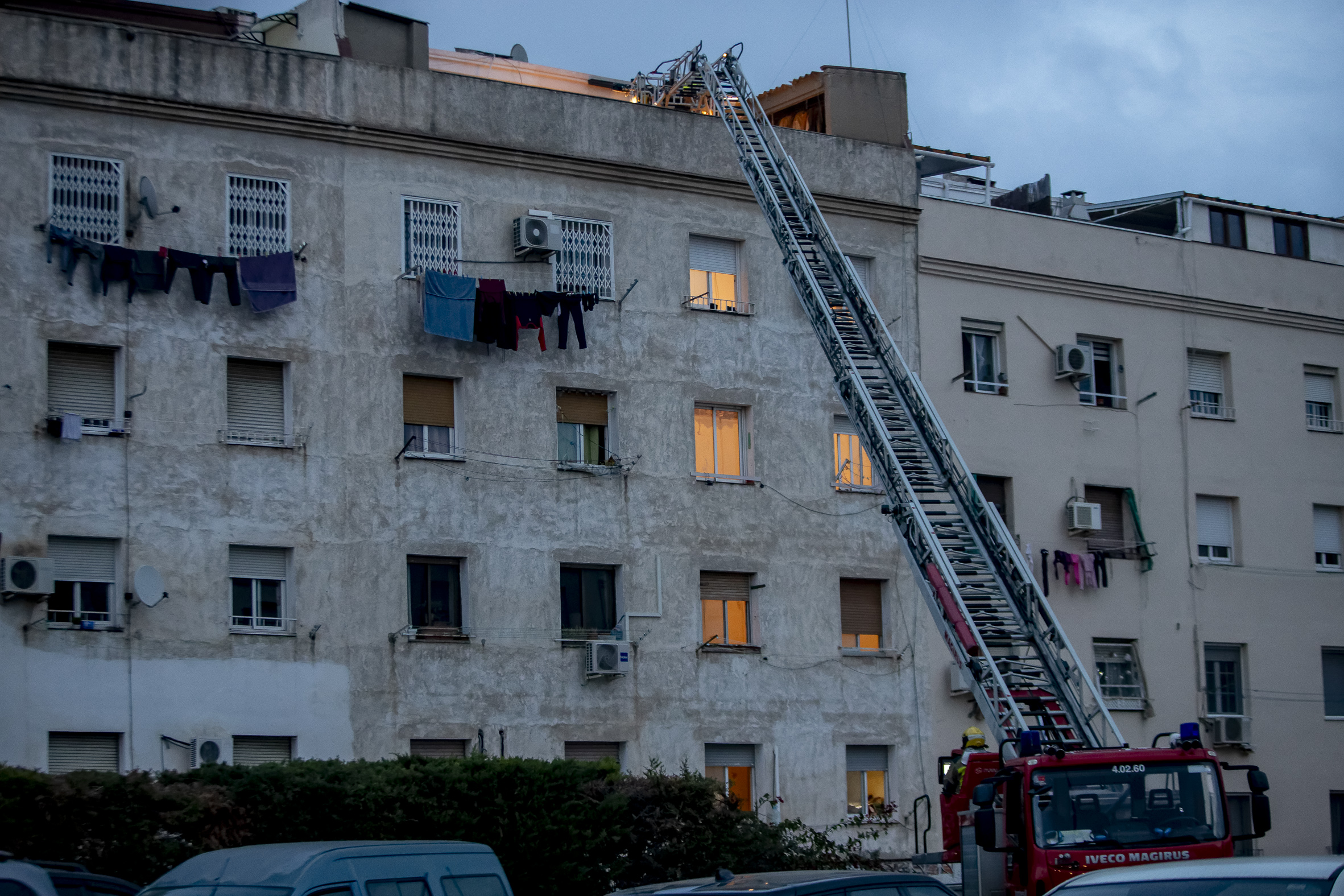 El dia de l'esfondrament, els bombers van haver d'accedir a l'edifici per dalt. Fotografia: Albert Salamé