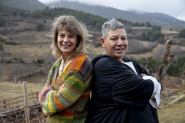 Araceli Segarra (esquerra) i Marta Duran, a la Cerdanya, on viuen (fotografia: Albert Salamé).