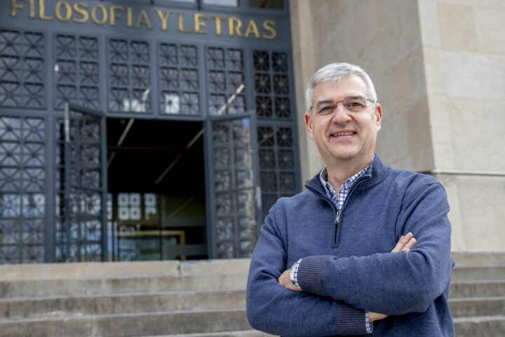 El president de l'Acadèmia Aragonesa de la Llengua, Javier Giralt, davant la Facultat de Filosofia i Lletres de la Universitat de Saragossa.
