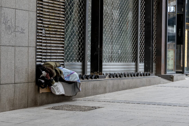 Barcelona activa la fase d’alerta per fred i habilita 200 places de pernoctació per a persones sense llar