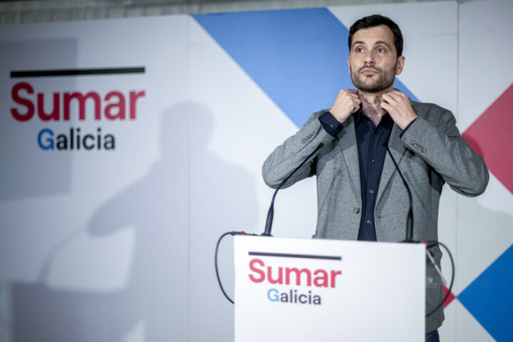El portaveu de Sumar a Galícia, Paulo Carlos López, comentant els resultats electorals. (Fotografia de Brais Lorenzo)