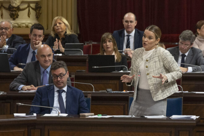 La mesa del parlament modera la imposició del castellà en les seves comunicacions