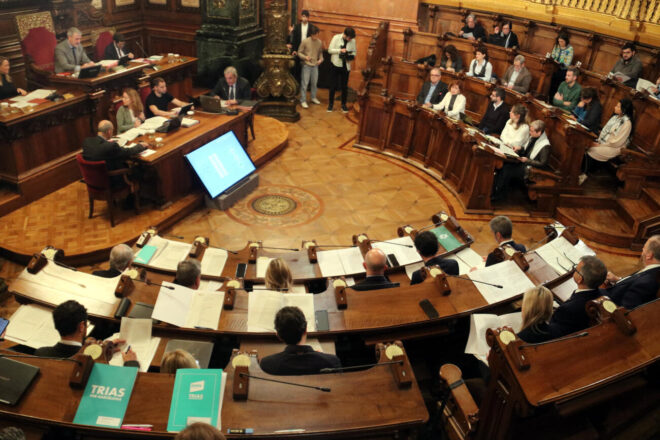 “València no es mereix aquest circ”: Vox obliga el PP a aturar el ple municipal per una disputa interna