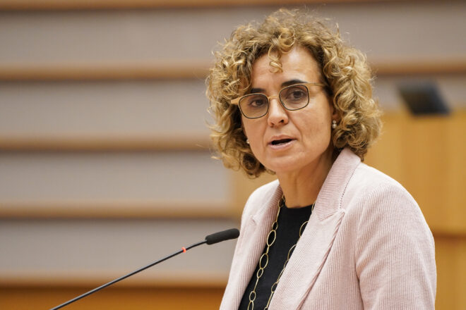 Dolors Montserrat aconsegueix que un comitè del Parlament Europeu aprovi un informe no vinculant contra la immersió