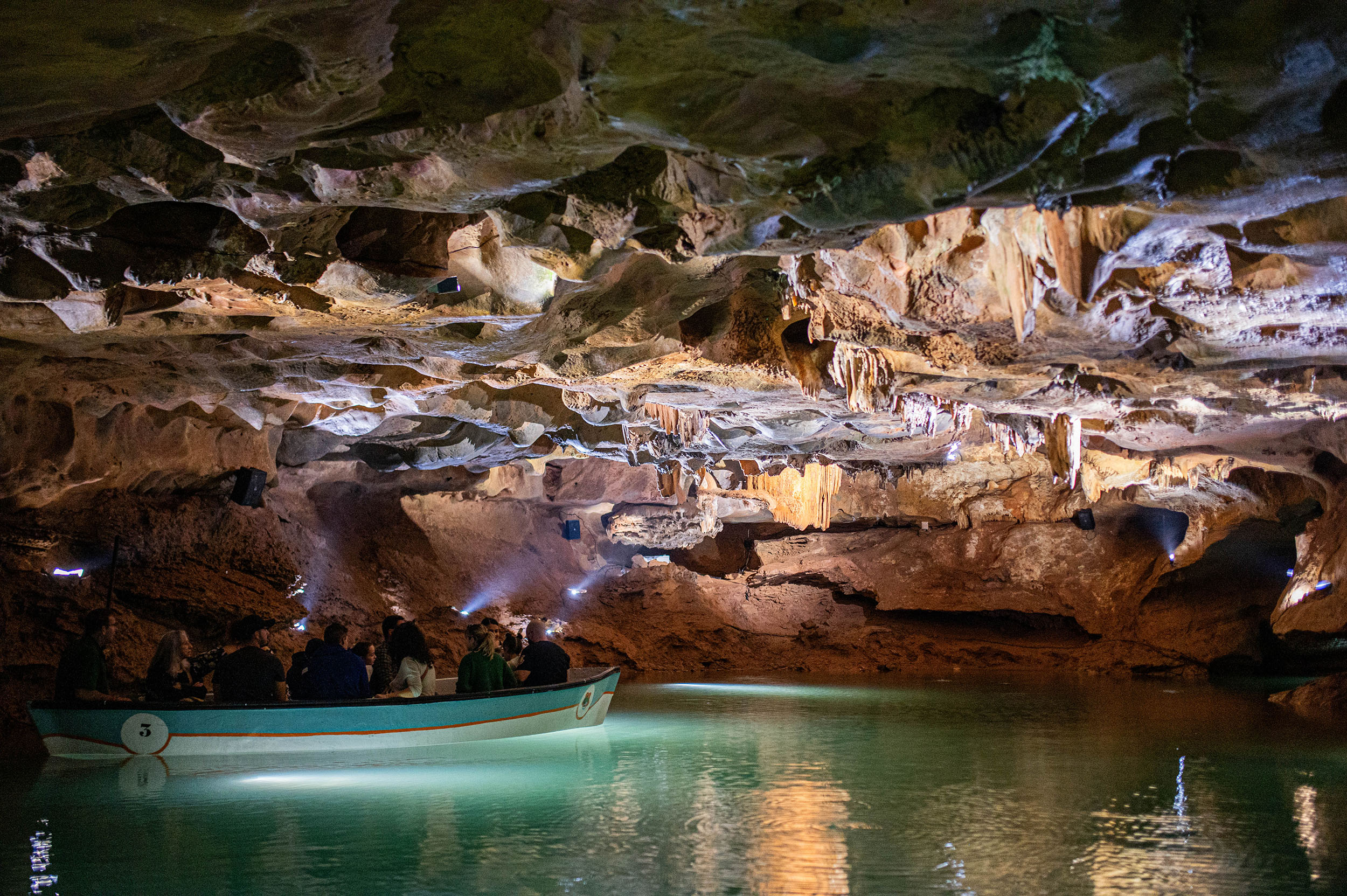 Vista general de la sala dels Ratpenats. N’expliquen la història a un grup de turistes (fotografies: Andreu Esteban).