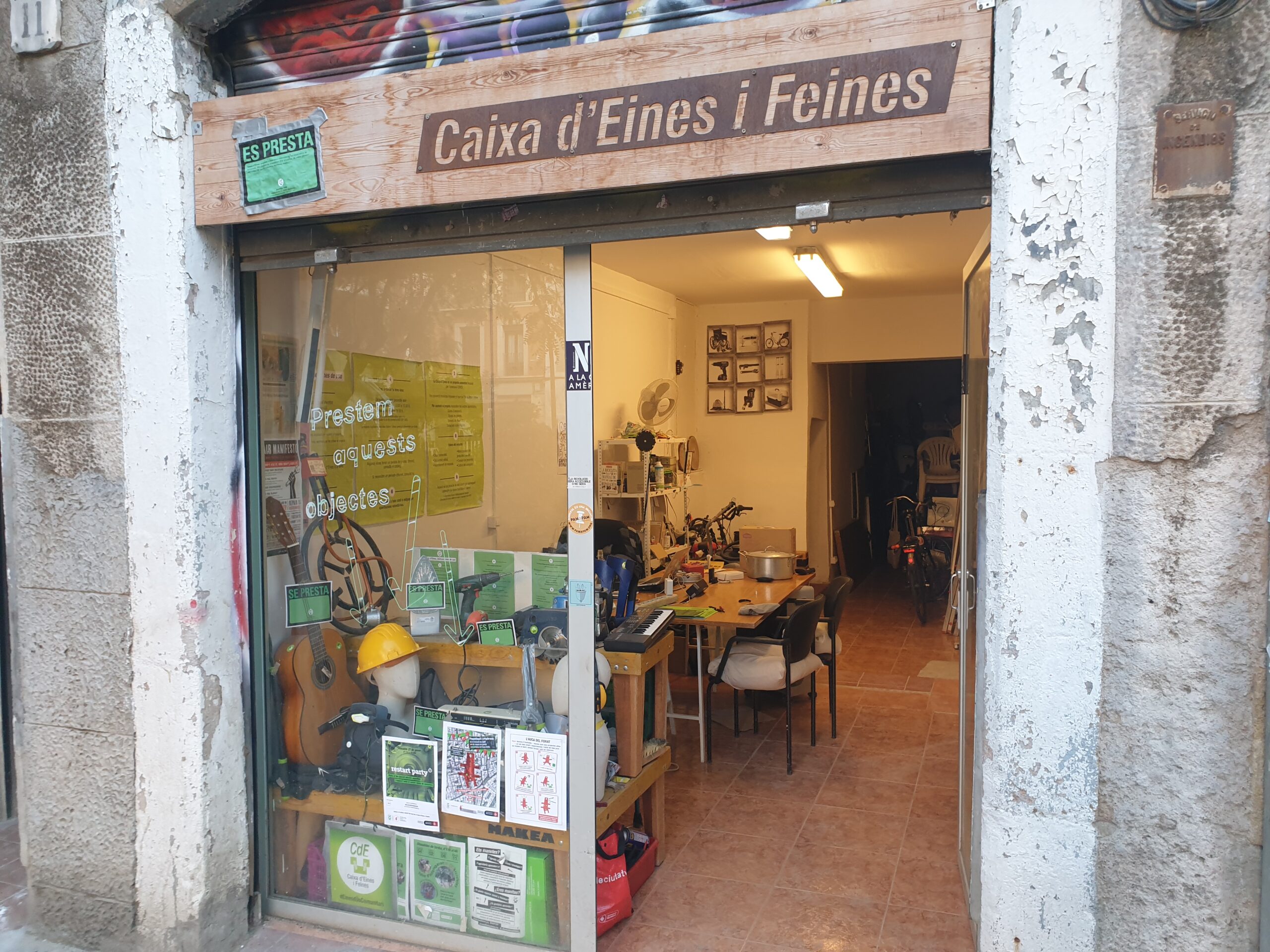 Local de la Caixa d'Eines i Feines de la Ciutat Vella de Barcelona.