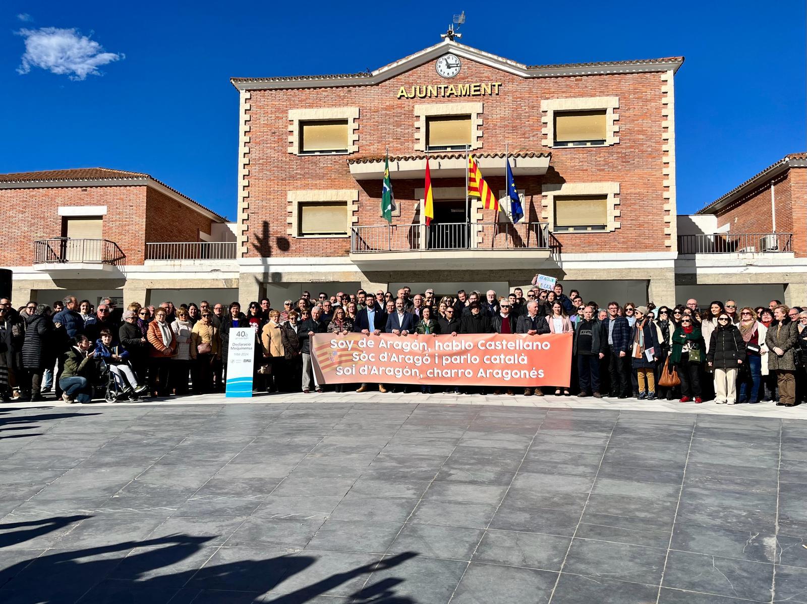 Un moment de la concentració, davant de l'ajuntament.