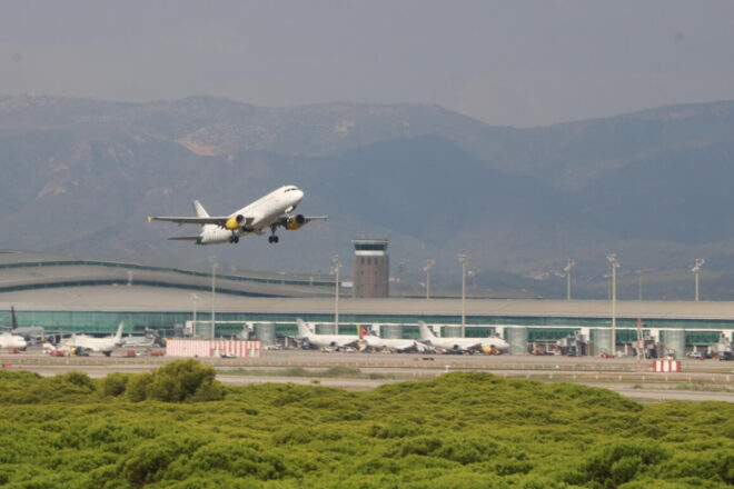 Detingut a Barcelona el passatger d’un avió per una presumpta agressió sexual a una assistent de vol