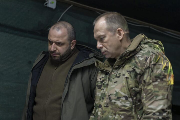 El ministre de defensa d'Ucraïna Rustem Umerov (esquerra) i el Comandant en cap de les forces armades Oleksandr Syrskyi (dreta), durant una visita a Avdiivka (Fotografia d'EFE)