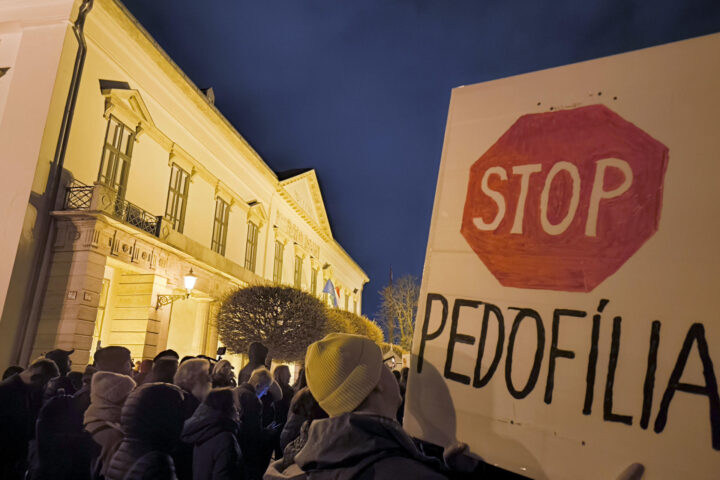 Milers de manifestants es van concentrar divendres a Budapest per demanar la dimissió de la presidenta (fotografia: Marcelo Nagy).